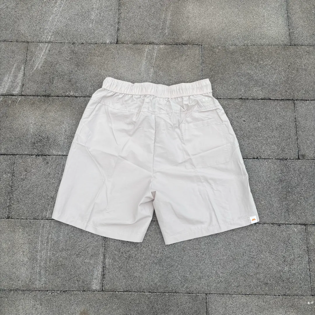 𝟬𝟱𝟰𝟰𝟵# Exclusive real shot/difference between various stolen pictures and online version on the market [Adidas joint model for men and women Same Style𝗔𝗱𝗶𝗱𝗮𝘀/Adidas clover 𝘅 𝗠𝗼𝗻𝗸𝗲𝘆 𝗞𝗶𝗻𝗴𝗱𝗼𝗺 Joint Series 𝗪𝗼𝘃𝗲𝗻 𝗦𝗵𝗼𝗿𝘁𝘀】 Embroidered 𝗟𝗼𝗴𝗼 Drawstring Lace-Up casual sports casual shorts ✅Full set of 1:1 customized accessories ➕Customized three-label ➕𝗬𝘂𝗮𝗻 version hang tag ➕𝗹𝗼𝗴𝗼 packaging bag🔥 ➕Scan the tag to enter the official website. ✅The top version, worn by many bloggers on Xiaohongshu ins. 💥Excellent woven fabric, smooth to the touch, quick-drying, perspiration-wicking, lightweight, breathable, anti-wrinkle, highly elastic and non-deformable, making the upper body super stylish and cool. Very comfortable in the hot summer! ✅Simple and atmospheric! Ordered from a major factory, the three standards are complete. Both the fabric and workmanship details are absolutely top-notch. The three-dimensional tailoring makes the upper body appear slimmer. In the hot and long summer, it is highly recommended that you have two, it is a must buy! Size: S.M, L, XL, Color: White